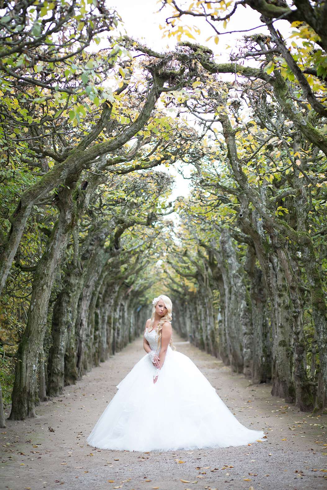 Anschneiden der dreistöckigen Hochzeitstorte mit Beeren
