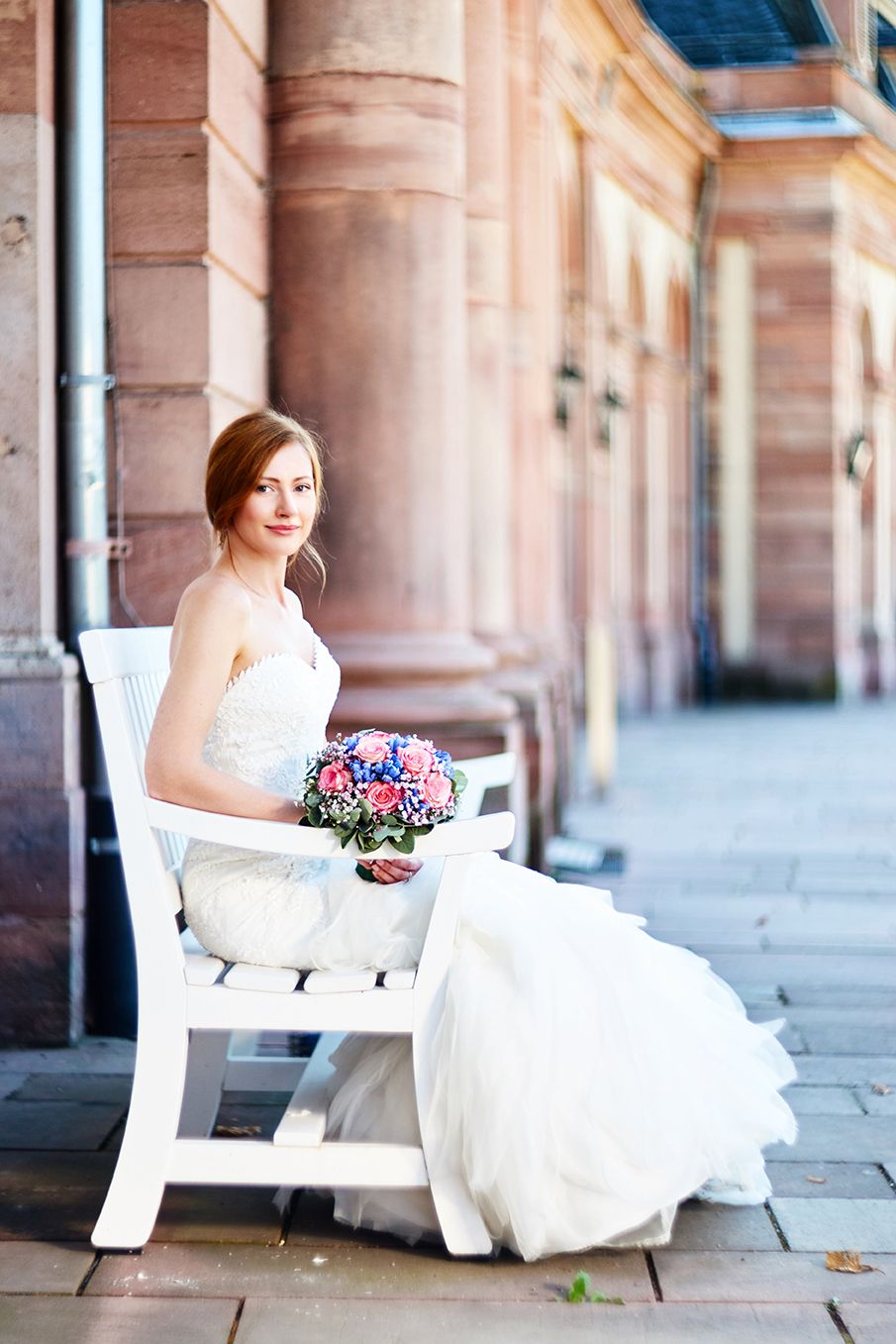 Elegantes Braut-Portrait sitzend mit Brautstrauß