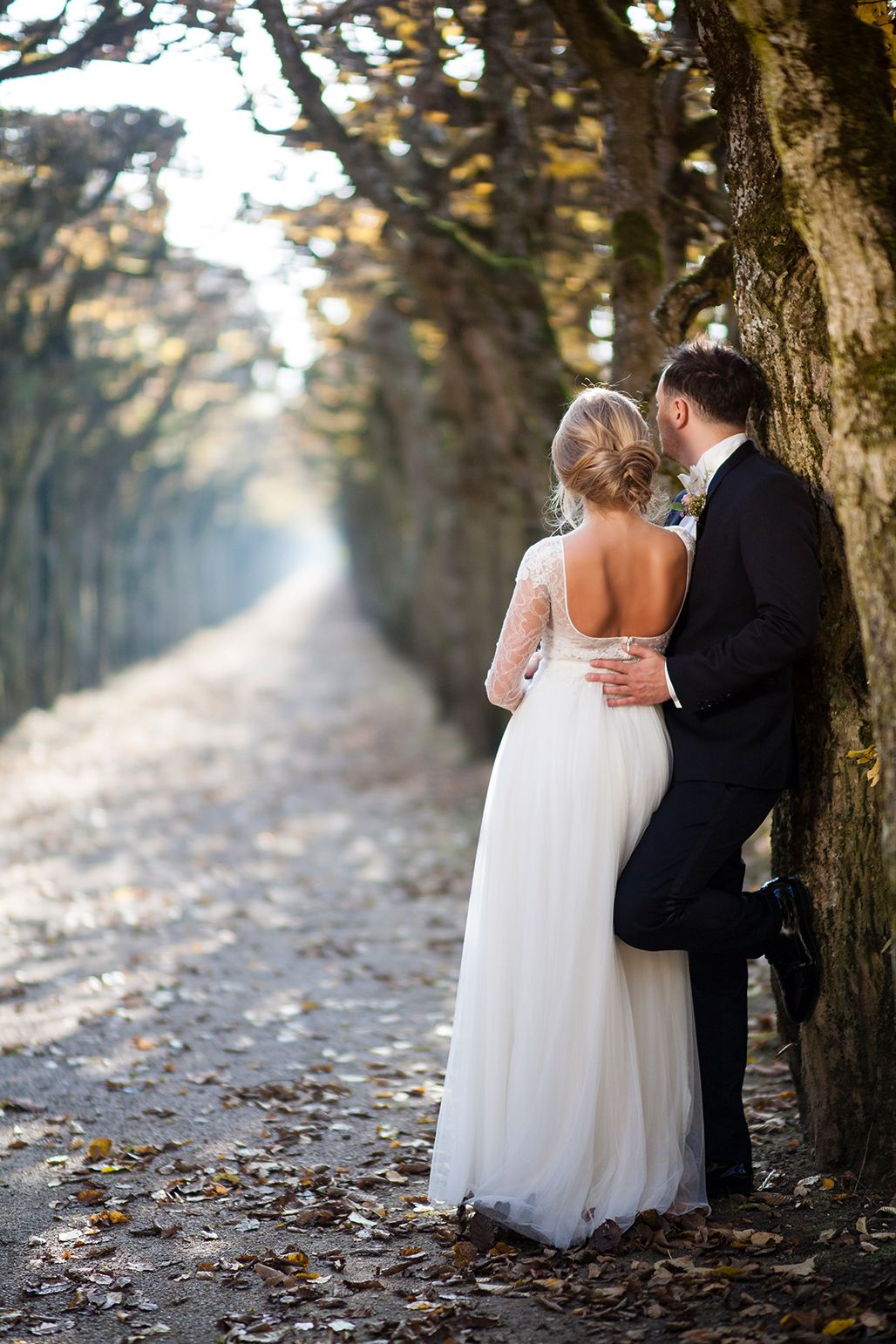 Brautkleid mit Spitzen-Rückenausschnitt bei Herbst-Hochzeitsshooting