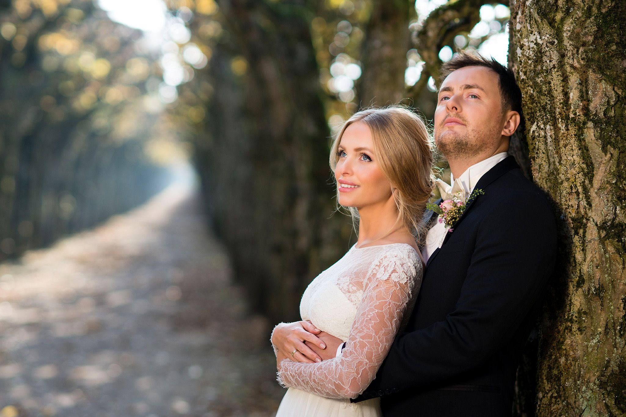 Brautpaar Rücken an Rücken im herbstlichen Wald