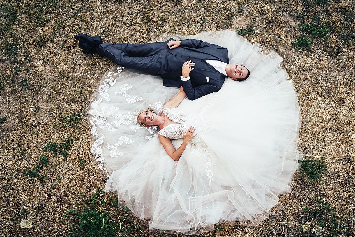 Brautpaar auf Wiese aus der Vogelperspektive fotografiert