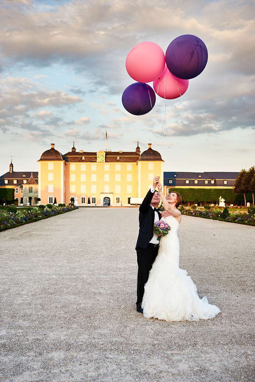 Glückliche Hochzeitsgäste stoßen mit Sekt beim Empfang an