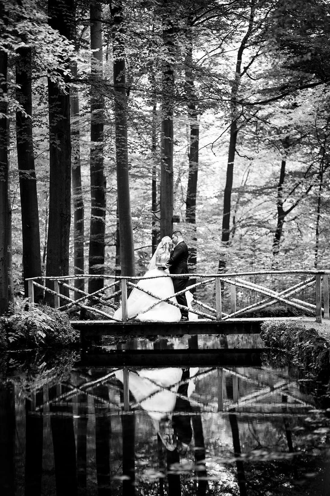 Ausgelassene Party-Stimmung mit Konfetti und tanzenden Gästen